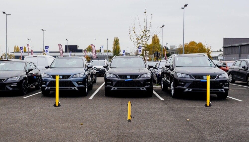 Parking lot folding bollards